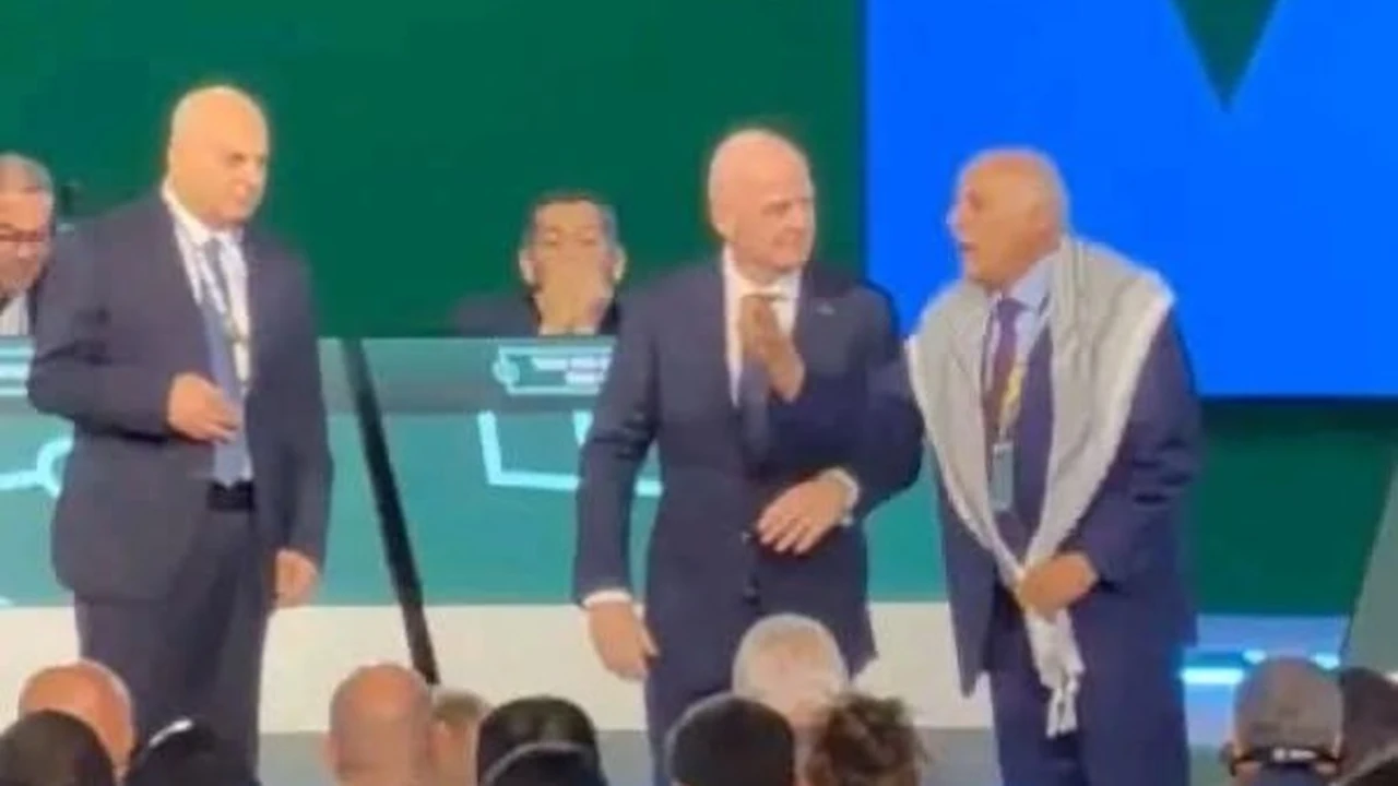 رغم طلب إنفانتينو.. رئيس الاتحاد الفلسطيني يمتنع عن مصافحة نظيره الإسرائيلي